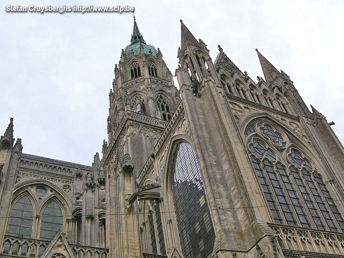 Bayeux Ondanks de bombardementen van de geallieerden in 1944 heeft Bayeux haar oude middeleeuwse historische centrum kunnen bewaren. Op 14 juli 1077 werd de kathedraal ingewijd door Willem, de hertog van Normandië en koning van Engeland. Tussen de 13e en 15e eeuw werden allerlei uitbreidingen en vernieuwingen aan de kathedraal doorgevoerd. Stefan Cruysberghs